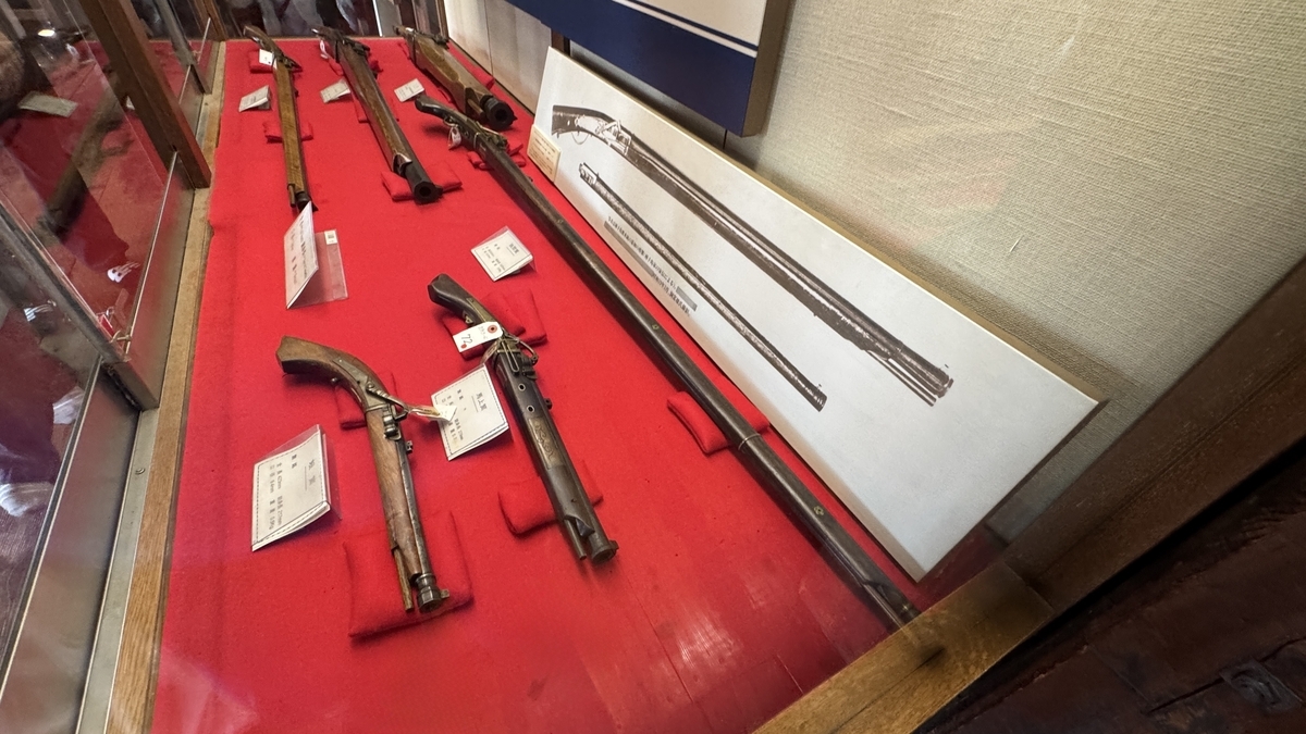 松本城に展示されている複数の火縄銃と刀剣