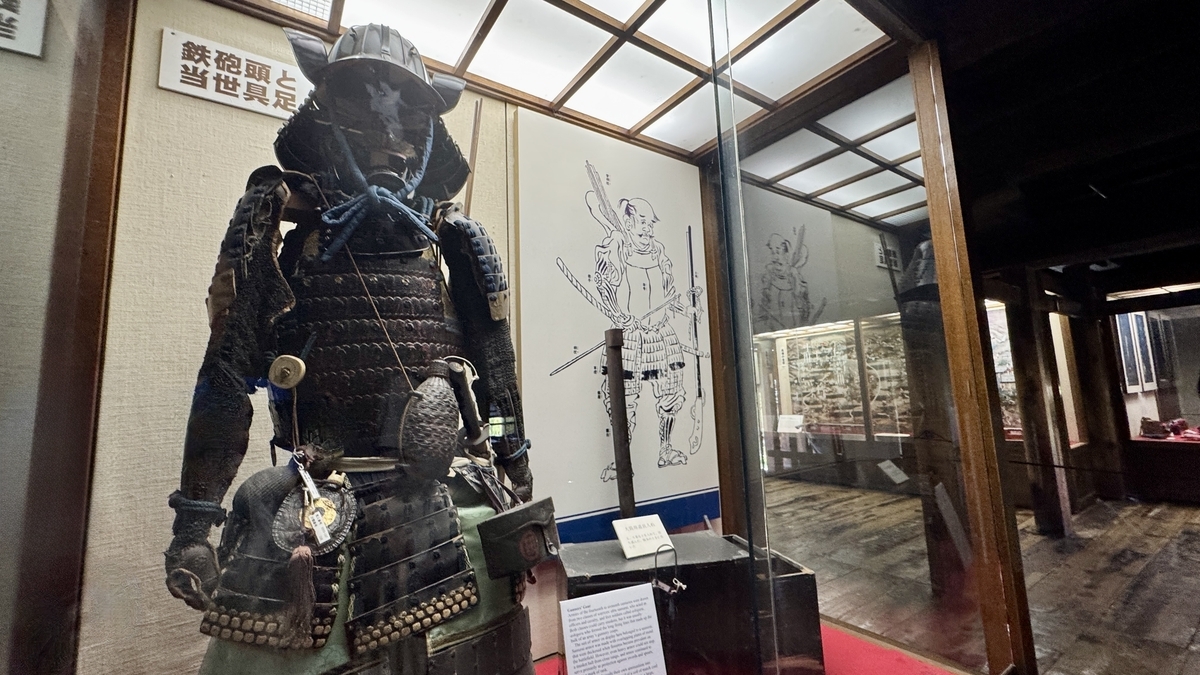 松本城天守二階 黒い甲冑の展示と周囲の解説パネル
