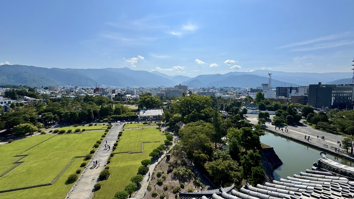 松本城天守最上階から北アルプス方面を眺める景色