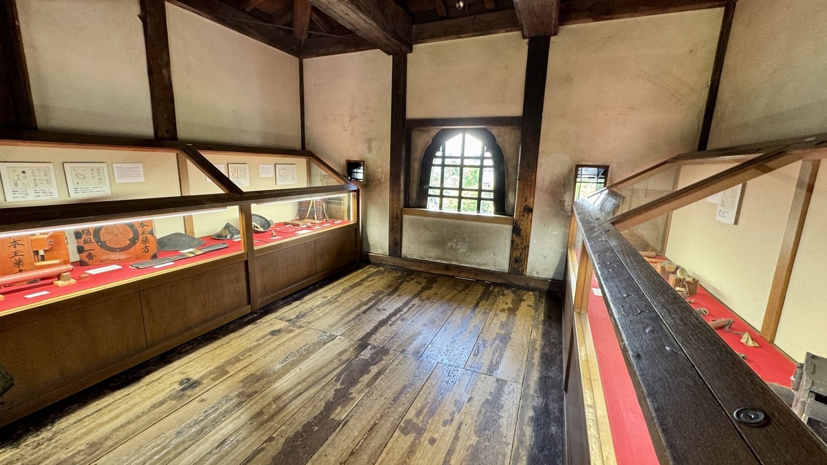 辰巳附櫓内部に展示された武具と窓からの光景