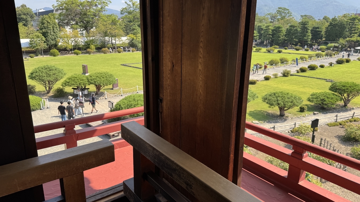 月見櫓から庭園を眺める景色