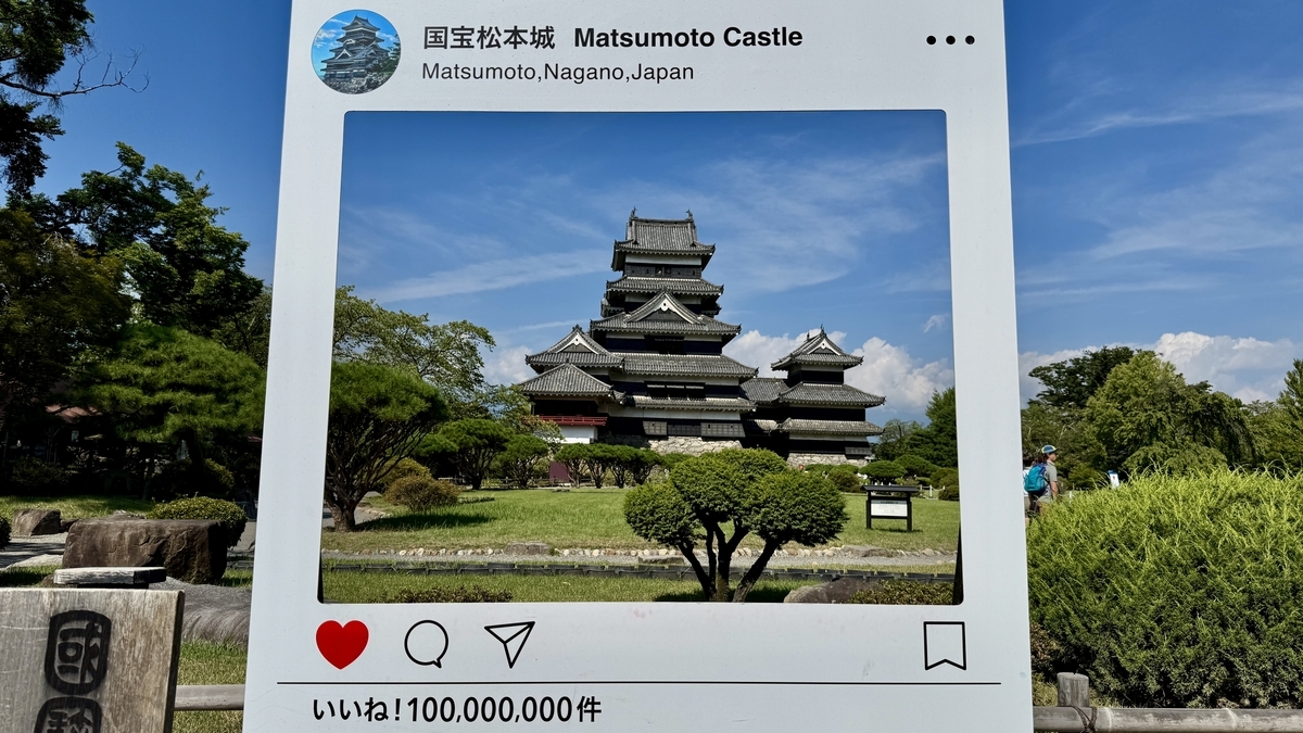 松本城を背景にした大型フォトフレームの撮影スポット