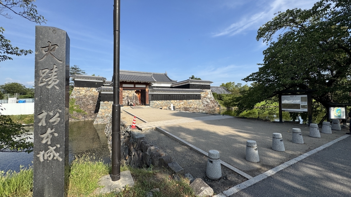 松本城の石碑と太鼓門枡形の外観