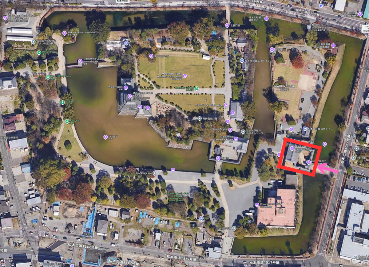 松本城全体の航空写真 大手口太鼓門枡形の位置を示した地図