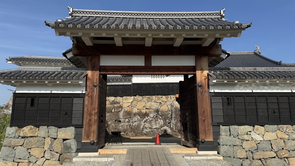 松本城二の門 高麗門の正面写真