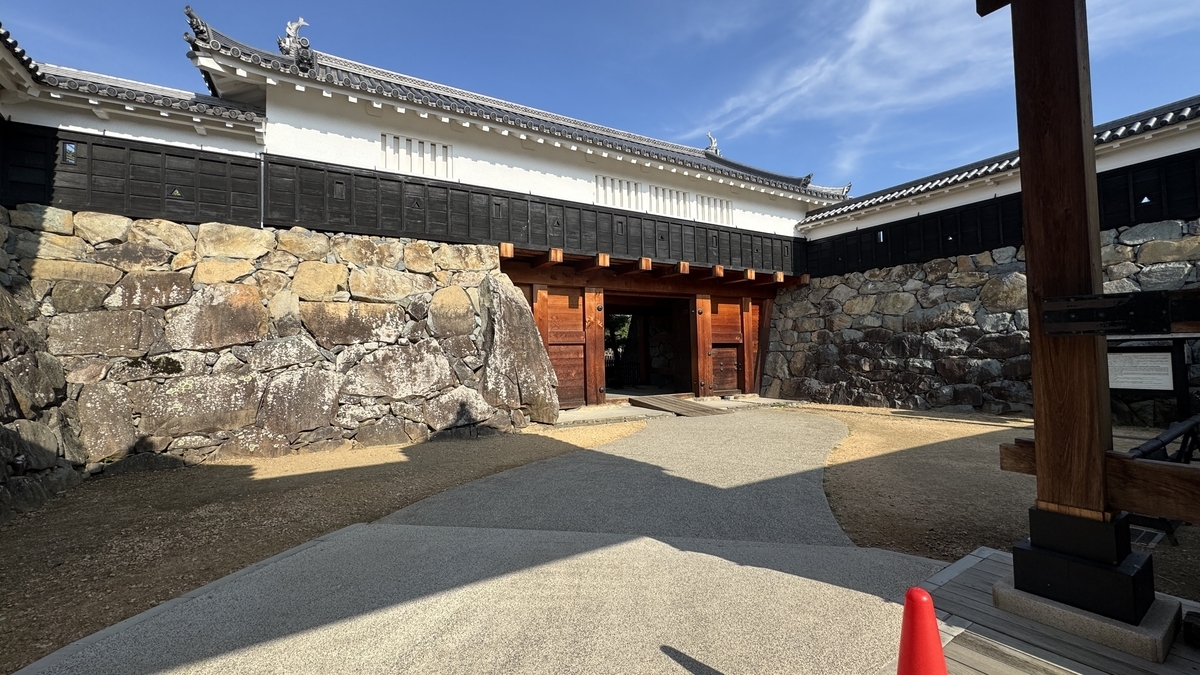 石垣と櫓に囲まれた太鼓門枡形の内部空間