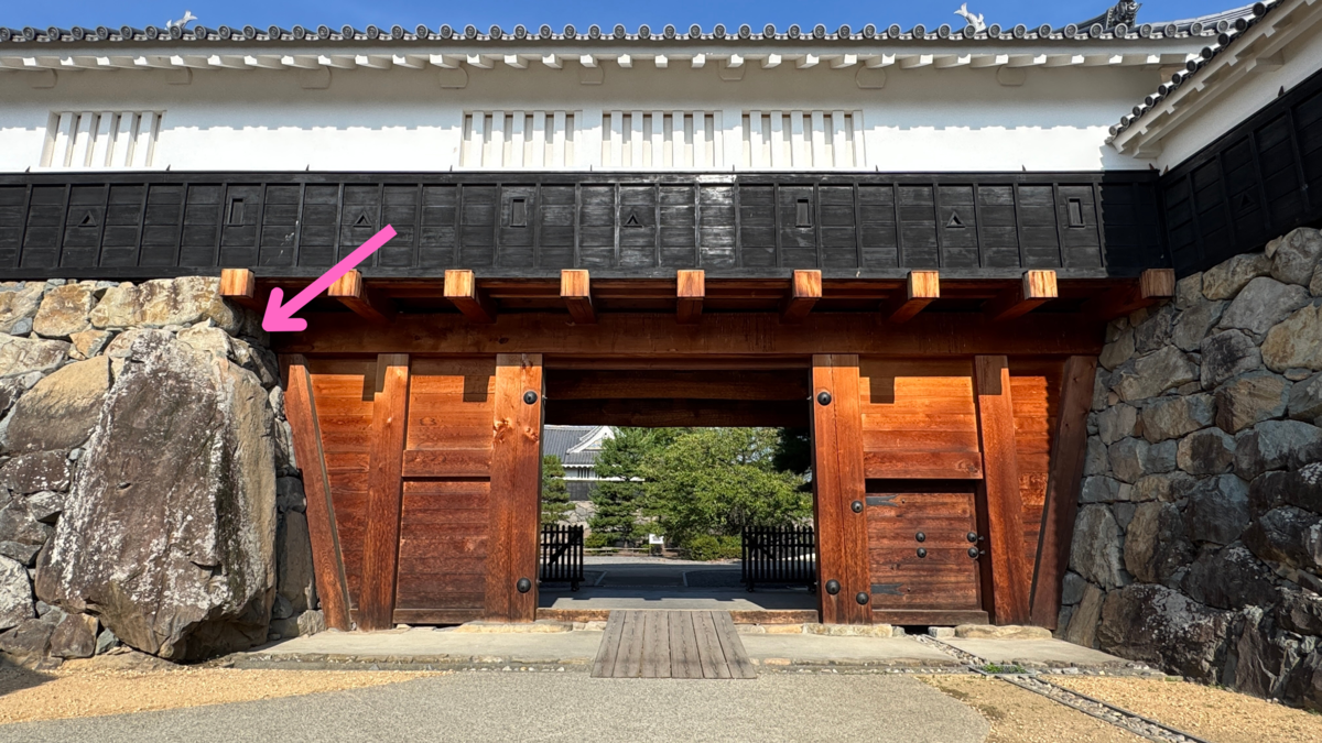 松本城太鼓門枡形一の門の玄蕃石を示す写真