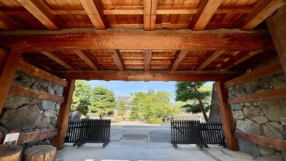 松本城太鼓門枡形櫓門を通り抜けた先の景色