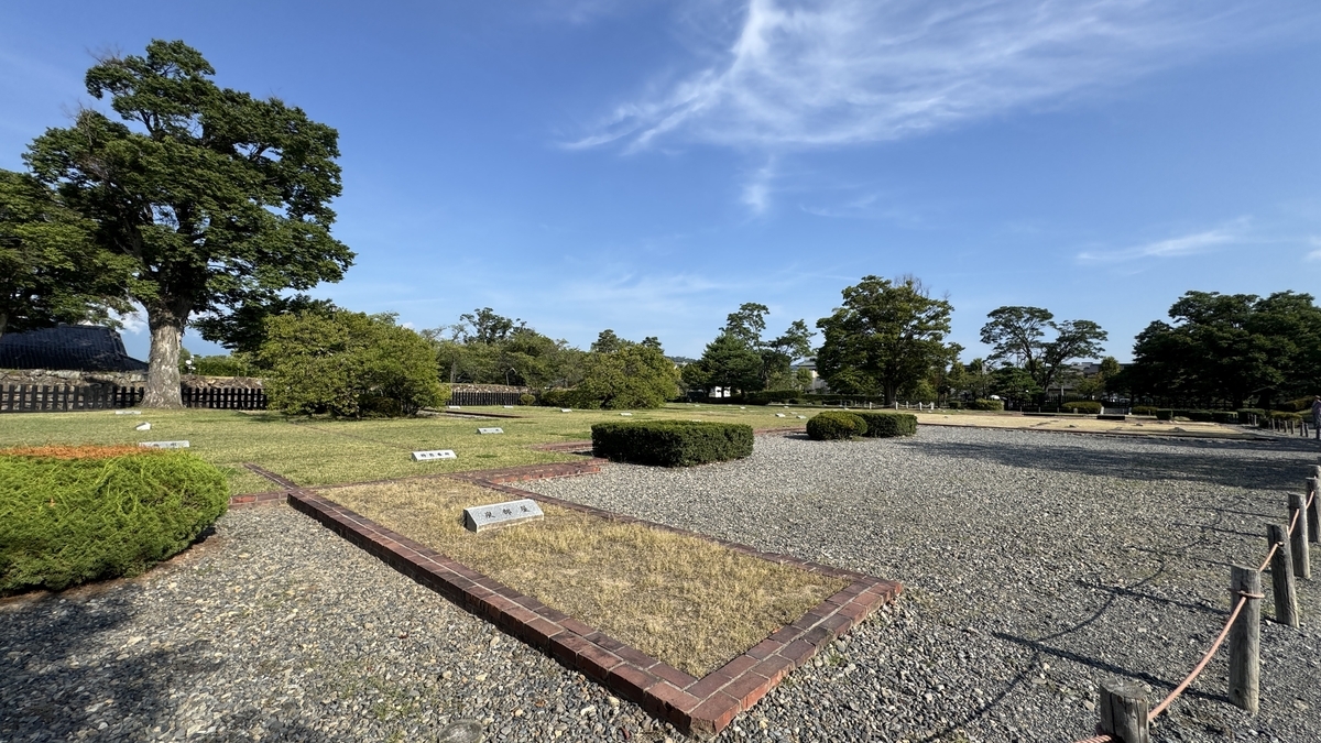 礎石が並ぶ二の丸御殿跡の区画整備された敷地