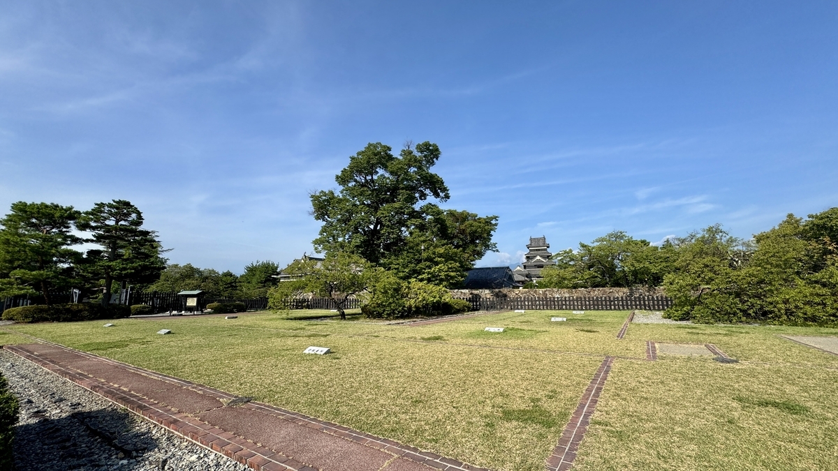 区分けされた礎石が点在する松本城二の丸御殿跡の風景