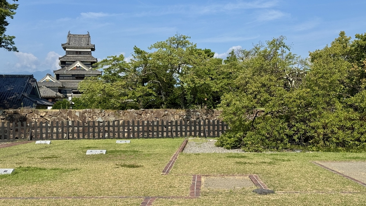 二の丸御殿跡から眺める松本城天守の景観