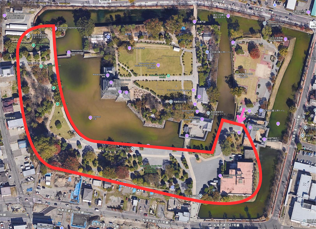 松本城公園の航空写真 内堀沿いの散策ルートを示した地図