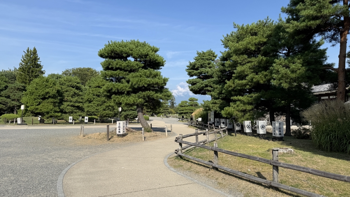 松本城内堀沿いの遊歩道と木々の景色