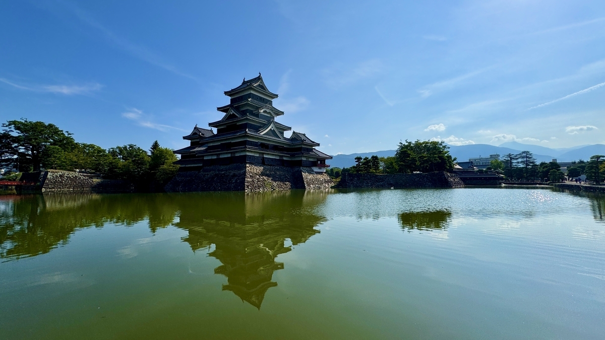 松本城天守を内堀と水面に映る姿で捉えた風景