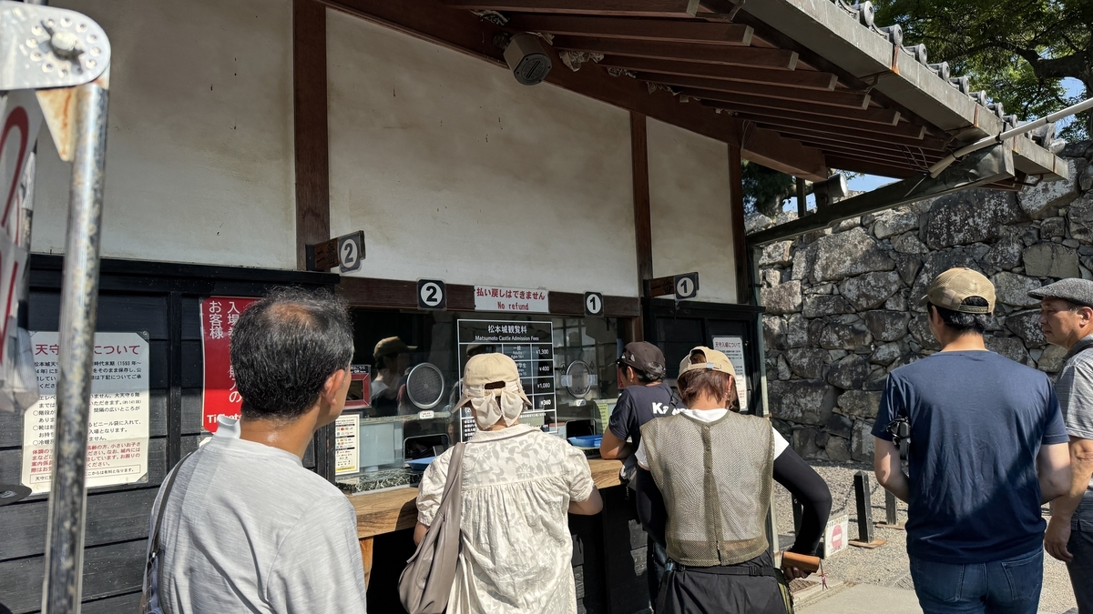 当日券購入のため窓口に並ぶ観光客の列