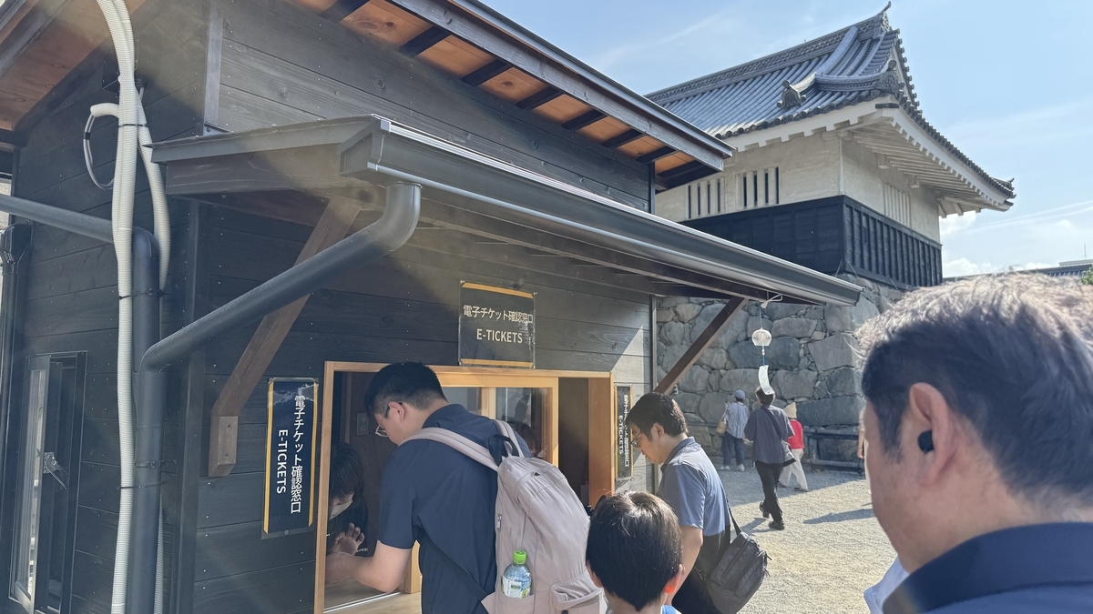 チケット窓口で入場券を購入する観光客の様子