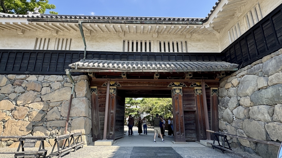 黒門を外側から見た風景 木造の門と石垣が特徴