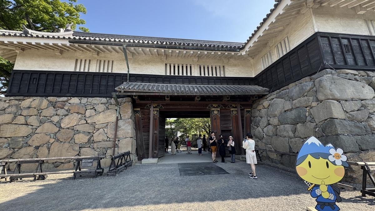 石垣に囲まれた黒門 正門らしい風格ある構え