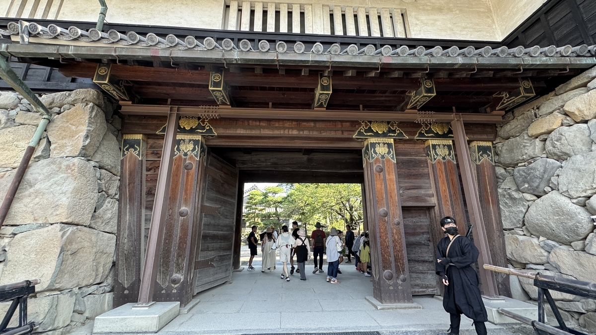 黒門を通過して本丸方向へ進む観光客の様子