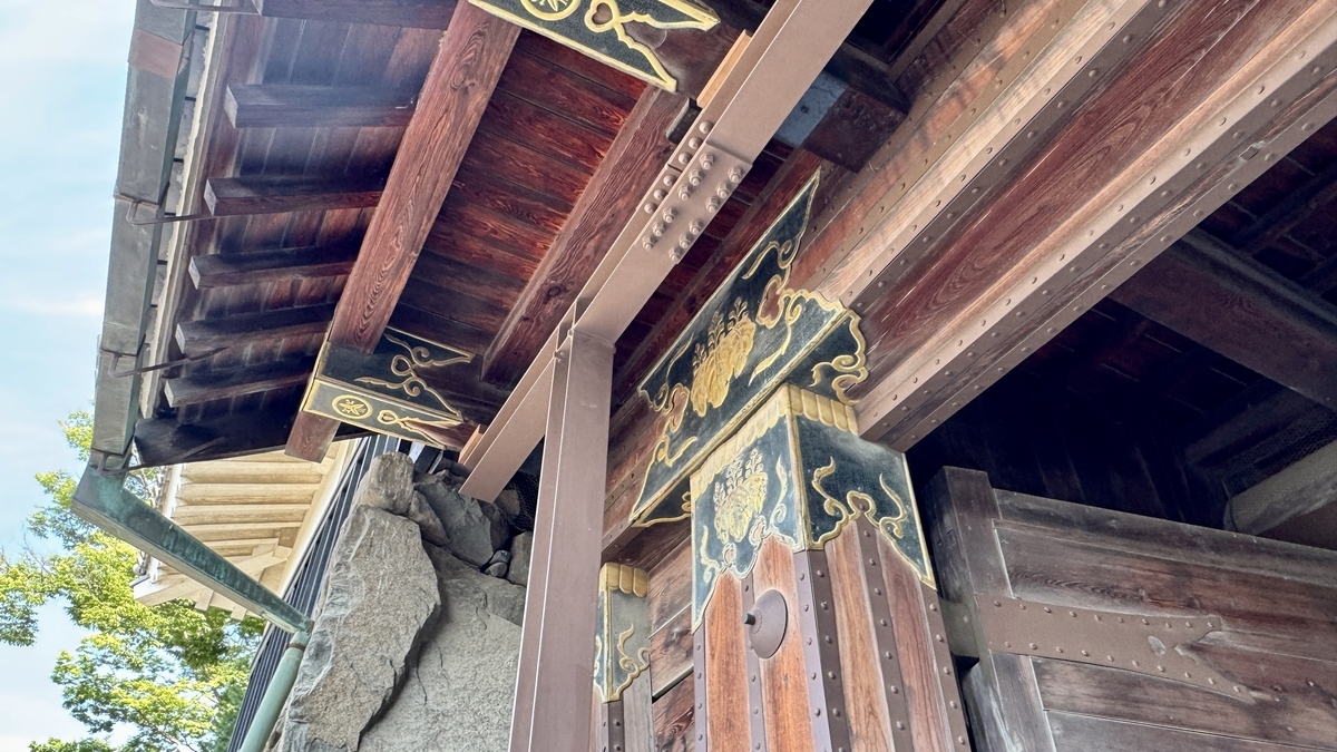 黒門の内部 木組みや装飾が残る天井部分の様子