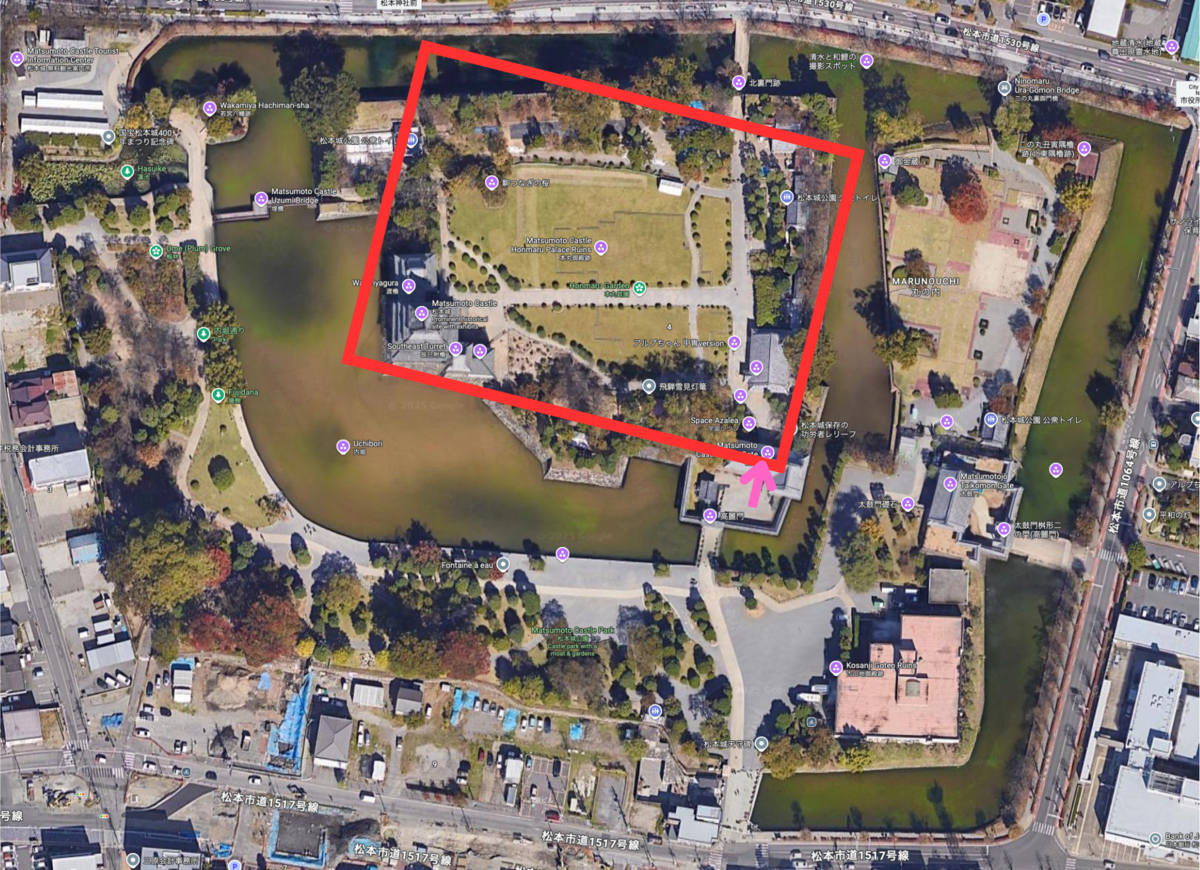 松本城本丸庭園の位置を示す航空写真