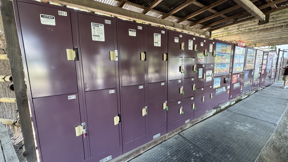 本丸庭園に設置された紫色の大型コインロッカー