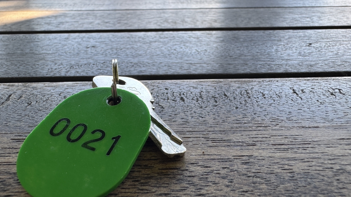 コインロッカーの鍵と番号札を置いた様子