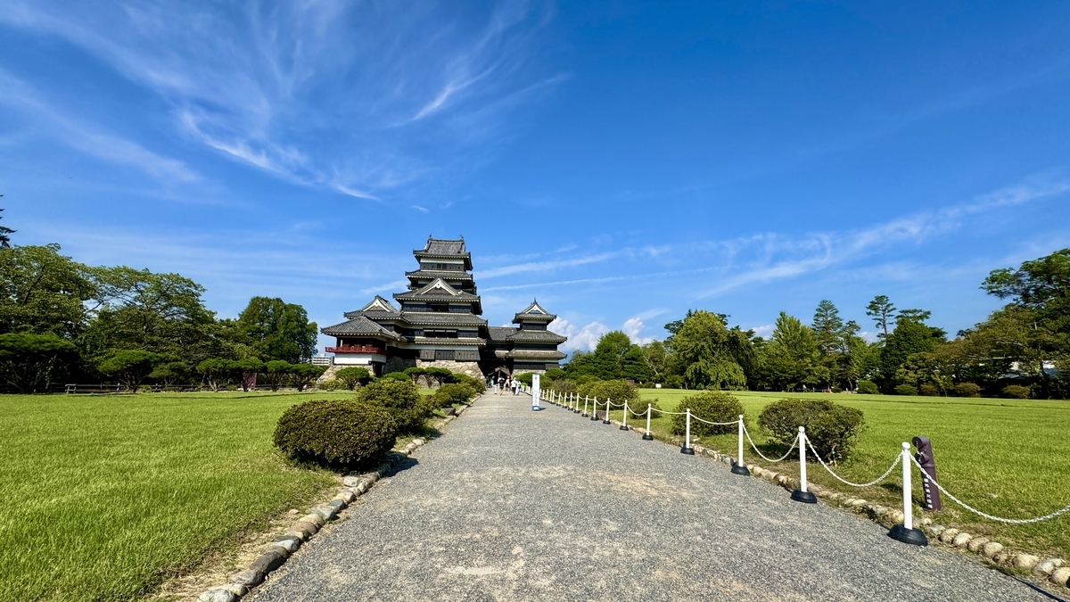 正面の小道から松本城天守へ向かう景観