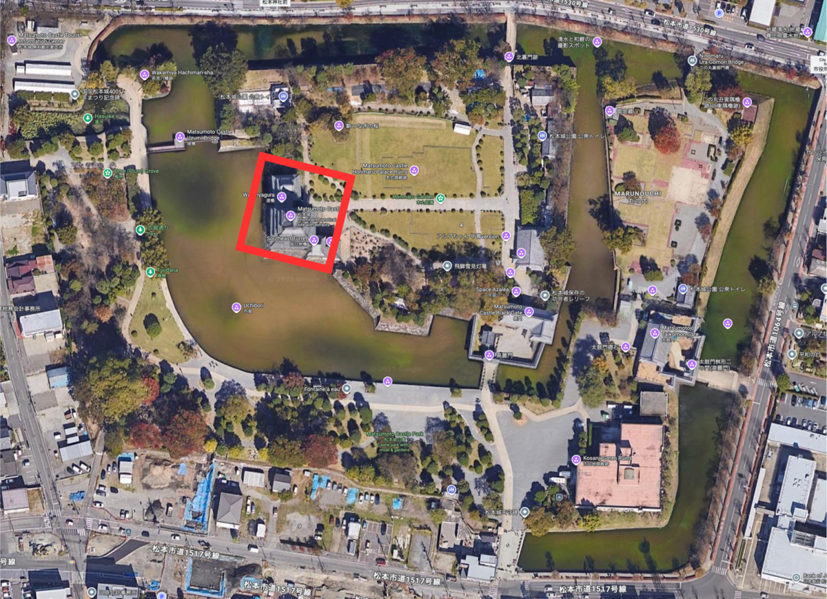 松本城天守の位置を示す航空写真 本丸中央に赤枠がある