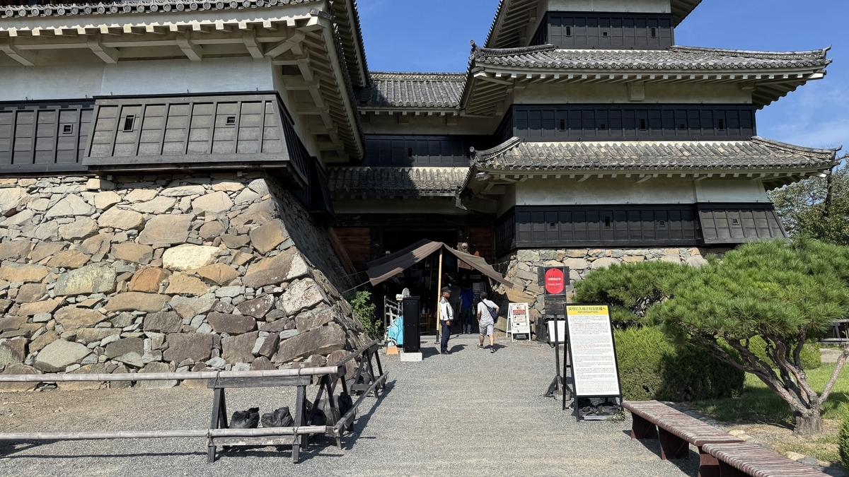 松本城天守の入口付近 観光客が出入りする様子