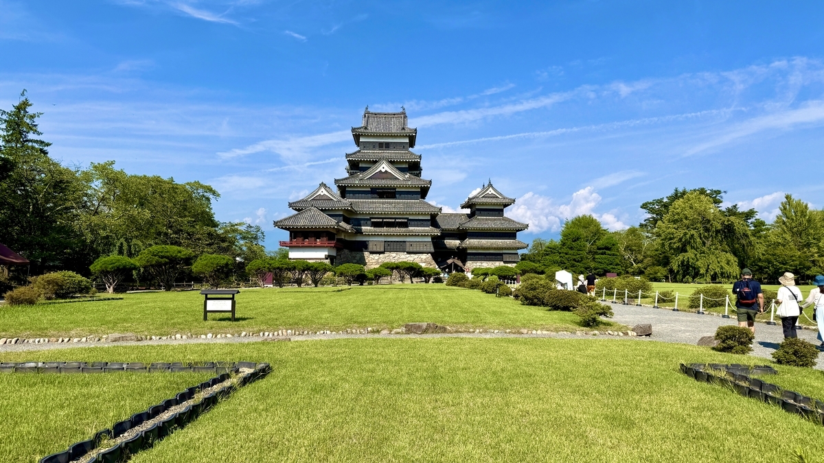 本丸庭園越しに眺める松本城天守