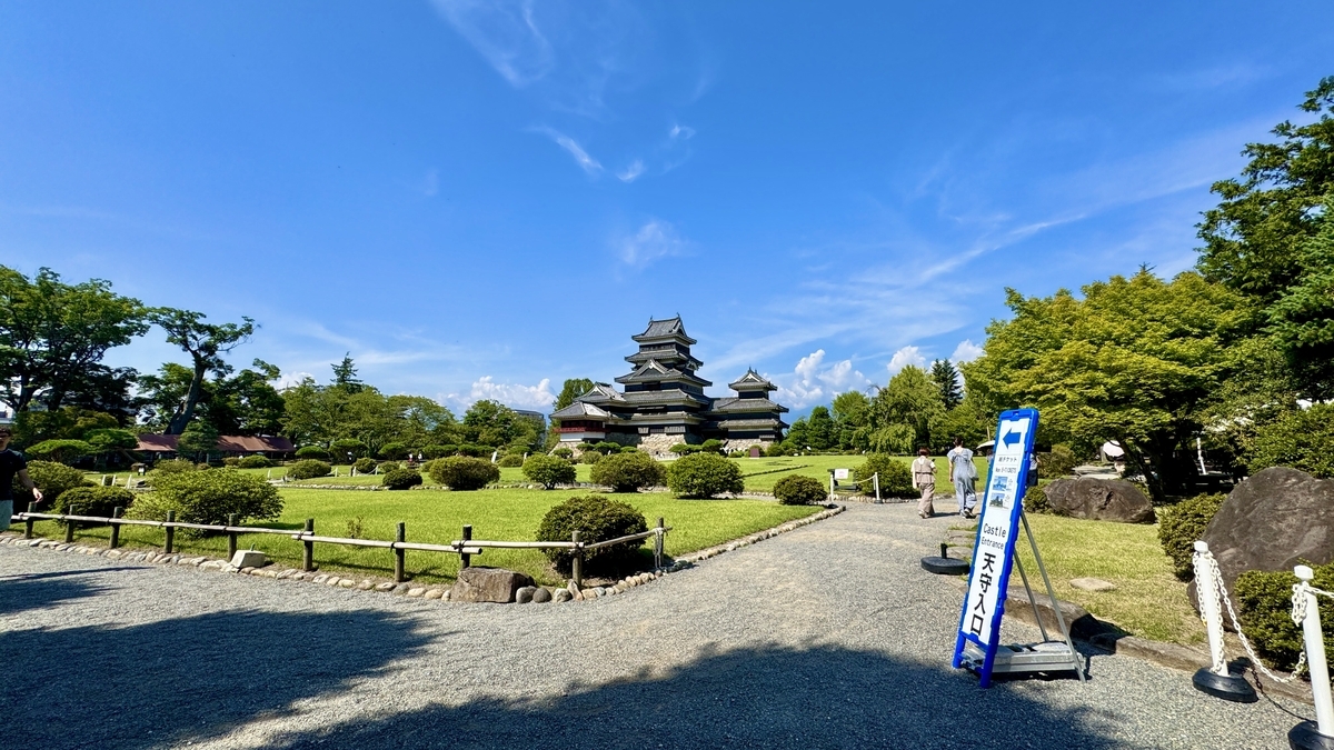 本丸庭園の広場と松本城天守の景観