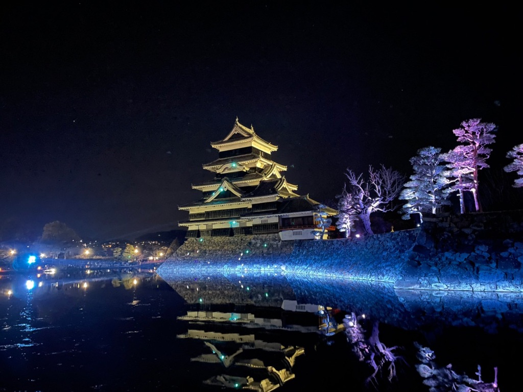夜桜とライトアップで彩られた松本城天守