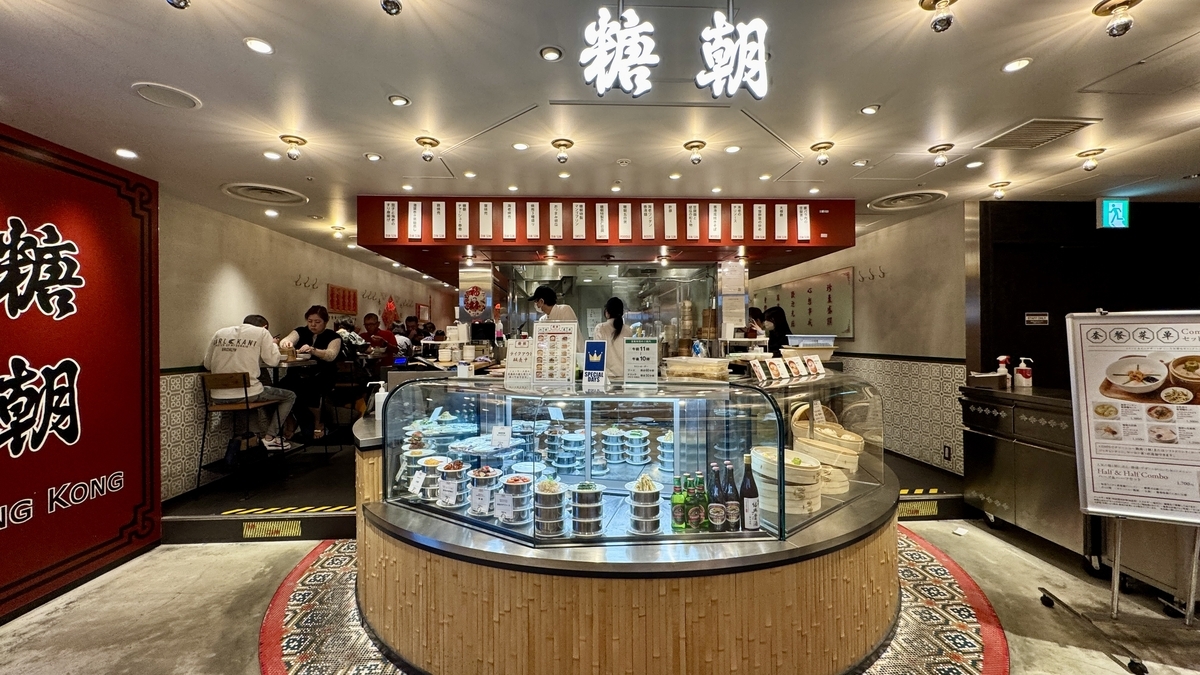 阪神バル横丁グルメゾーンの糖朝店舗。ショーケースにスイーツが並び、香港の雰囲気を感じる明るい店内。