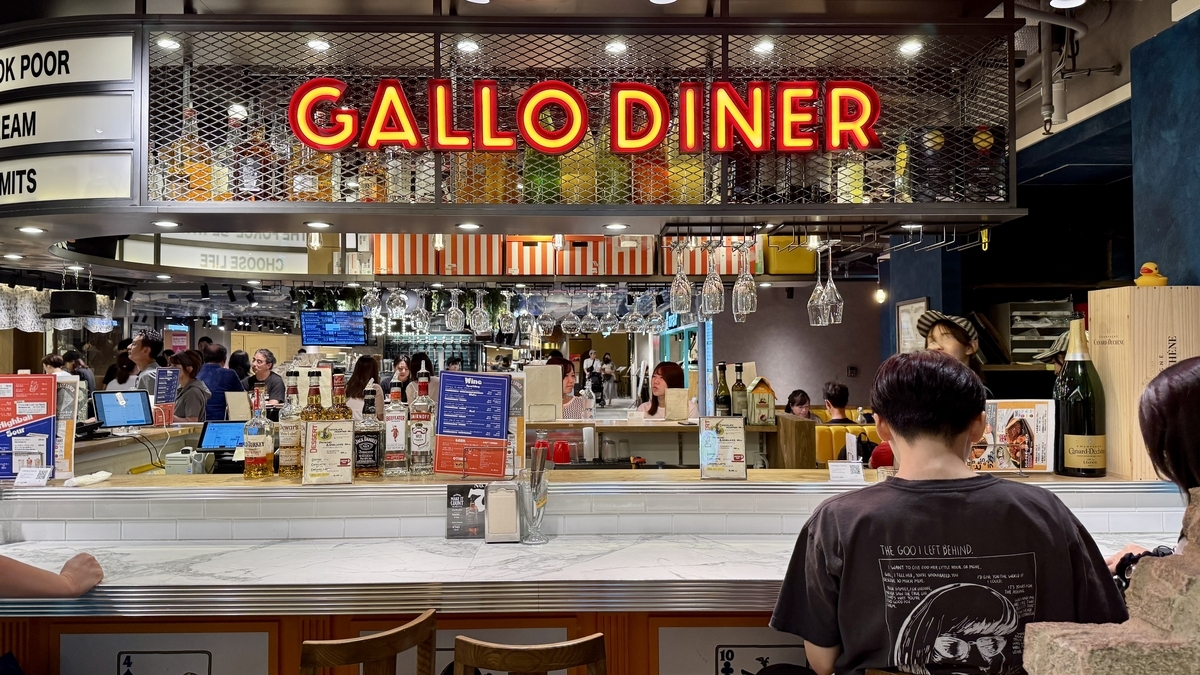 阪神バル横丁内のギャロダイナー店舗。赤いネオン看板が印象的で、バルらしい活気が漂っている。