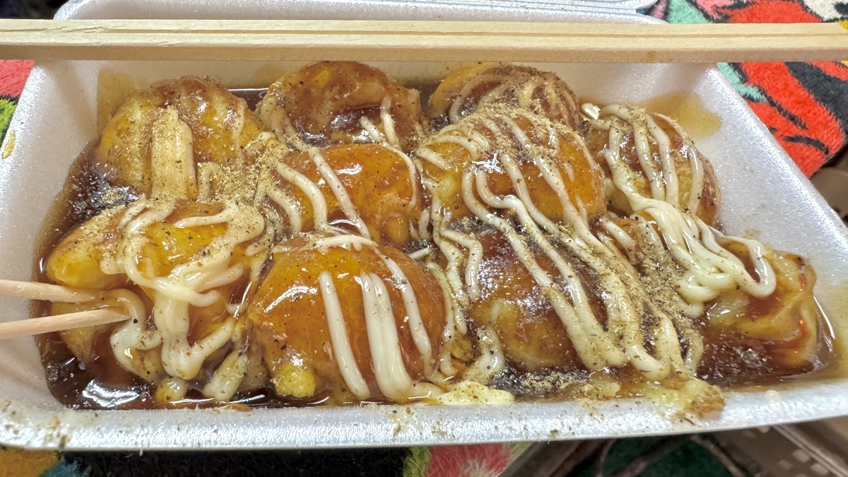ほんのり黄色いふわとろたこ焼きにソースがかかった皿