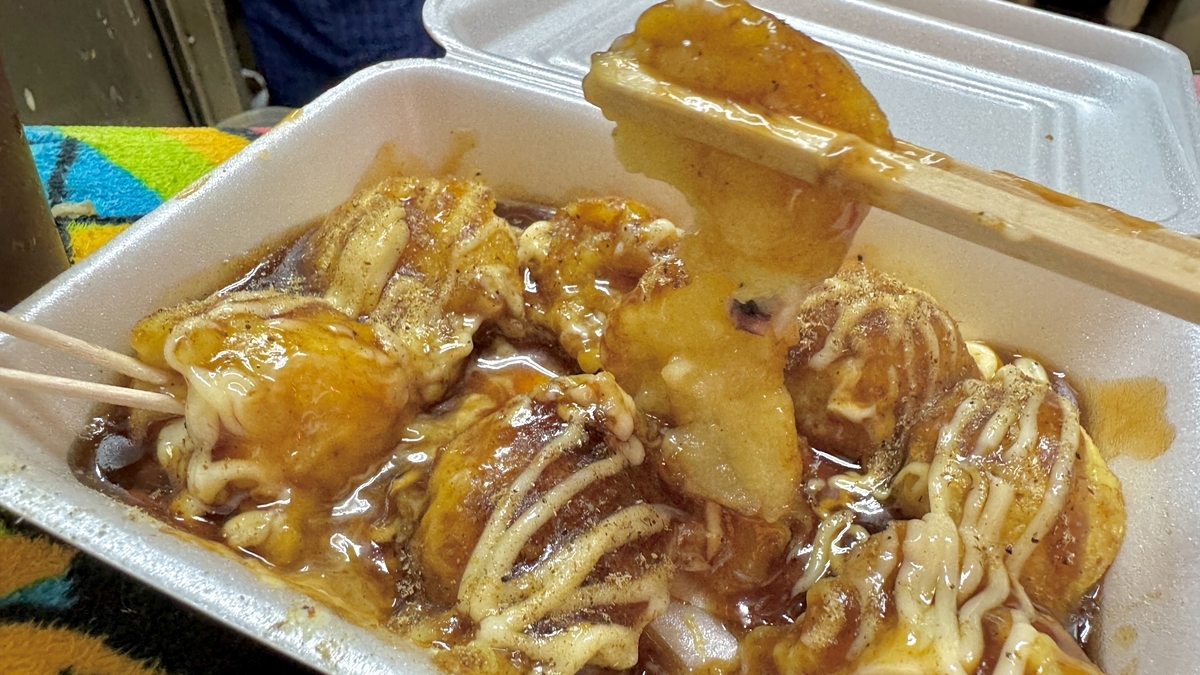 生地の甘みとソースが重なるたこ焼きの近接カット