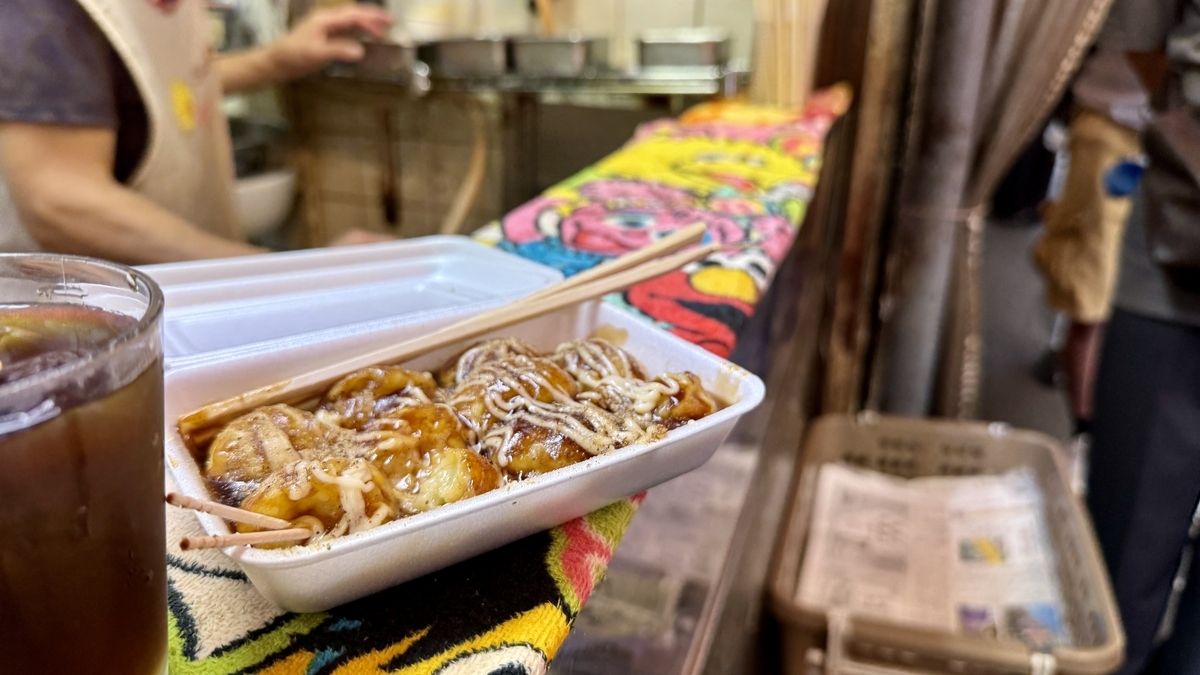 店先のカウンターでできたてのたこ焼きを味わう時間