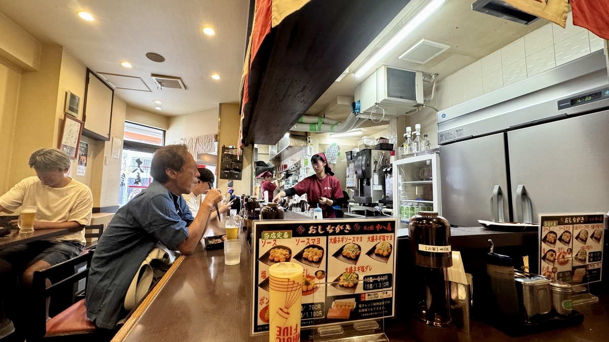 カウンター席と厨房を望むたこ焼き十八番西中島本店の店内