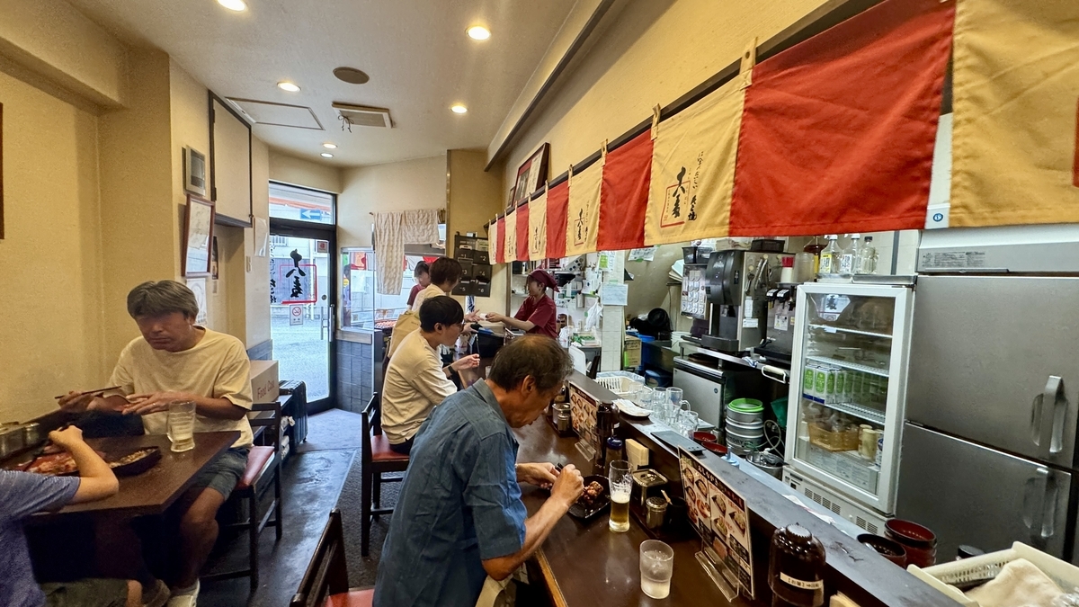 暖簾と照明が温かみを感じさせるたこ焼き十八番西中島本店の店内風景
