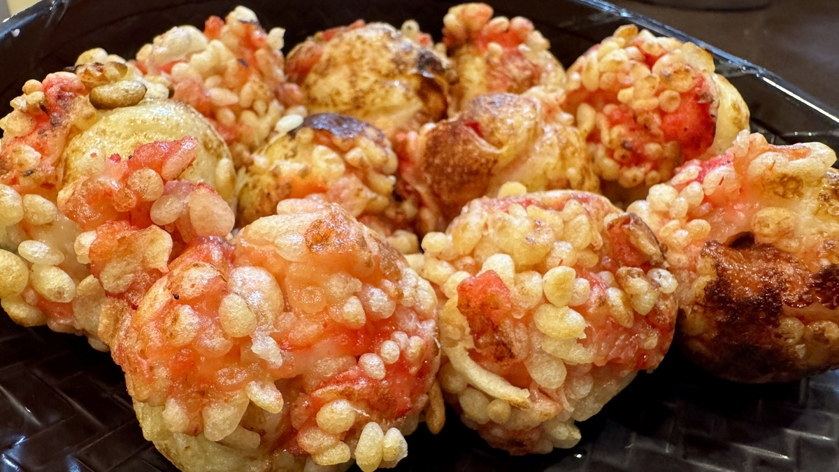 たこ焼き十八番西中島本店で提供されるカリッと焼かれたたこ焼きの皿