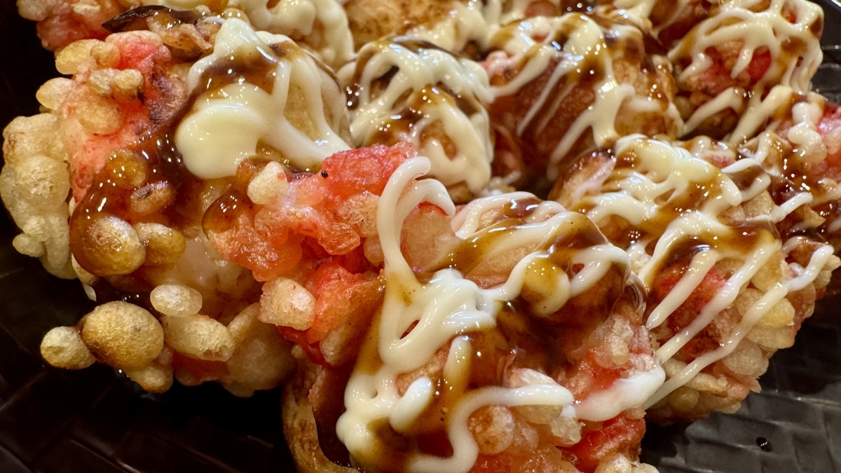 マヨネーズと天かすがたっぷりかかったたこ焼き十八番西中島本店のたこ焼き