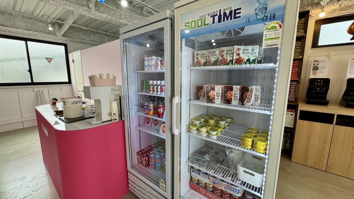 冷蔵ショーケースに並ぶ韓国ドリンクと食材 セルフトッピングの雰囲気