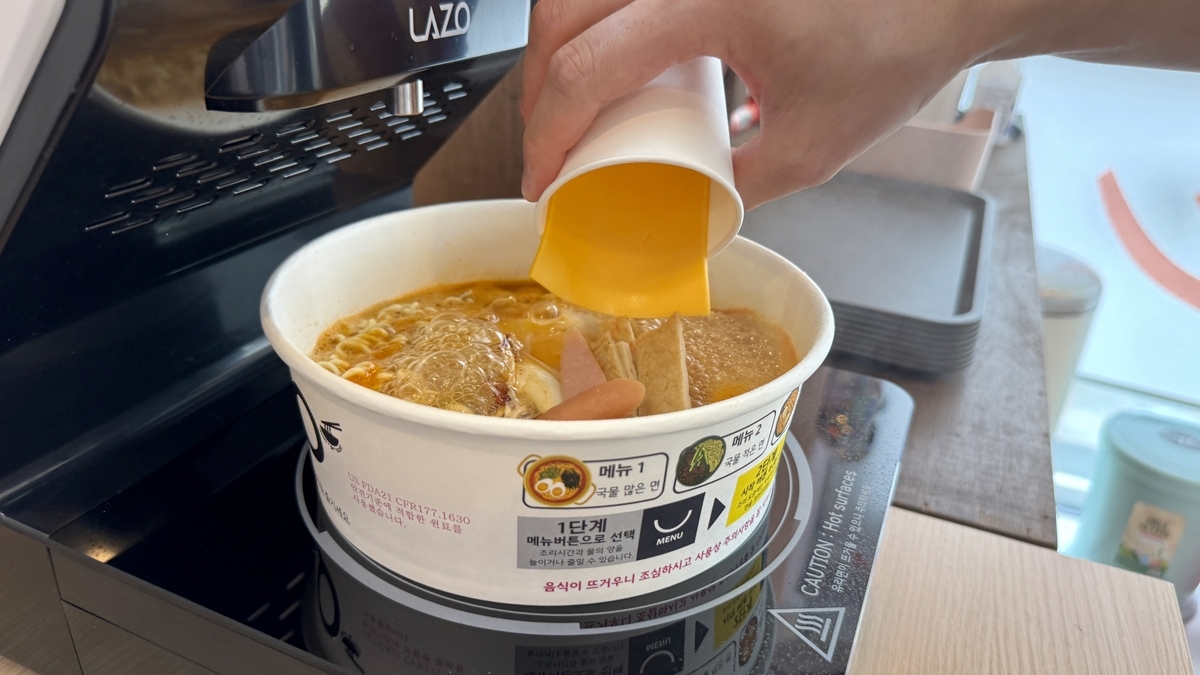 容器に注ぐチーズソース 仕上げのコクを加える工程