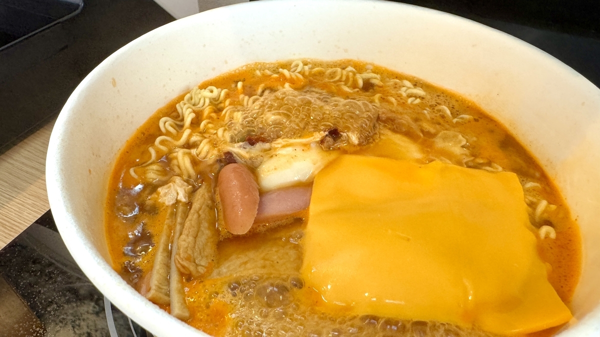 出来上がったラーメンにチーズと具材をのせた一杯 濃厚な仕上がり