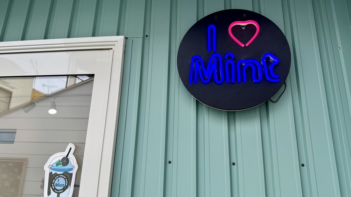 店先に掲げられたlove MINTのロゴサイン。ミントカラーが印象的