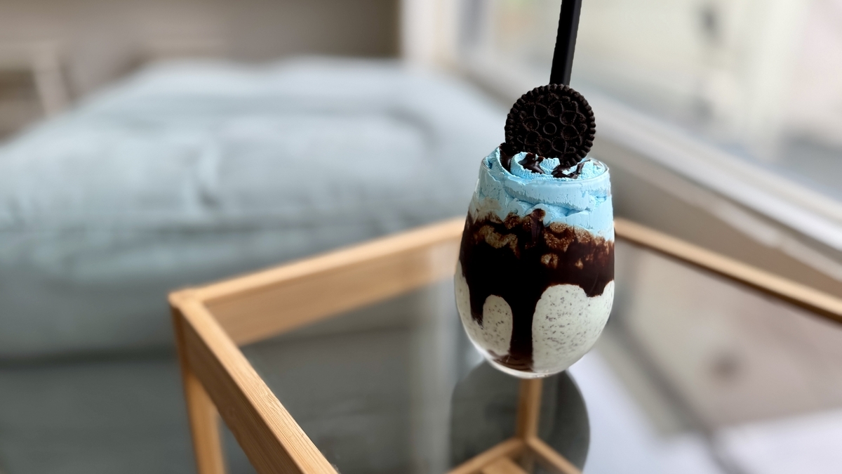 ガラスのテーブルに置かれたチョコミントシェイクの全体