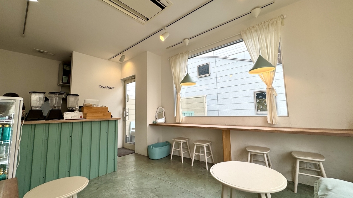 明るい光が差し込む店内と落ち着いたテーブル席の様子