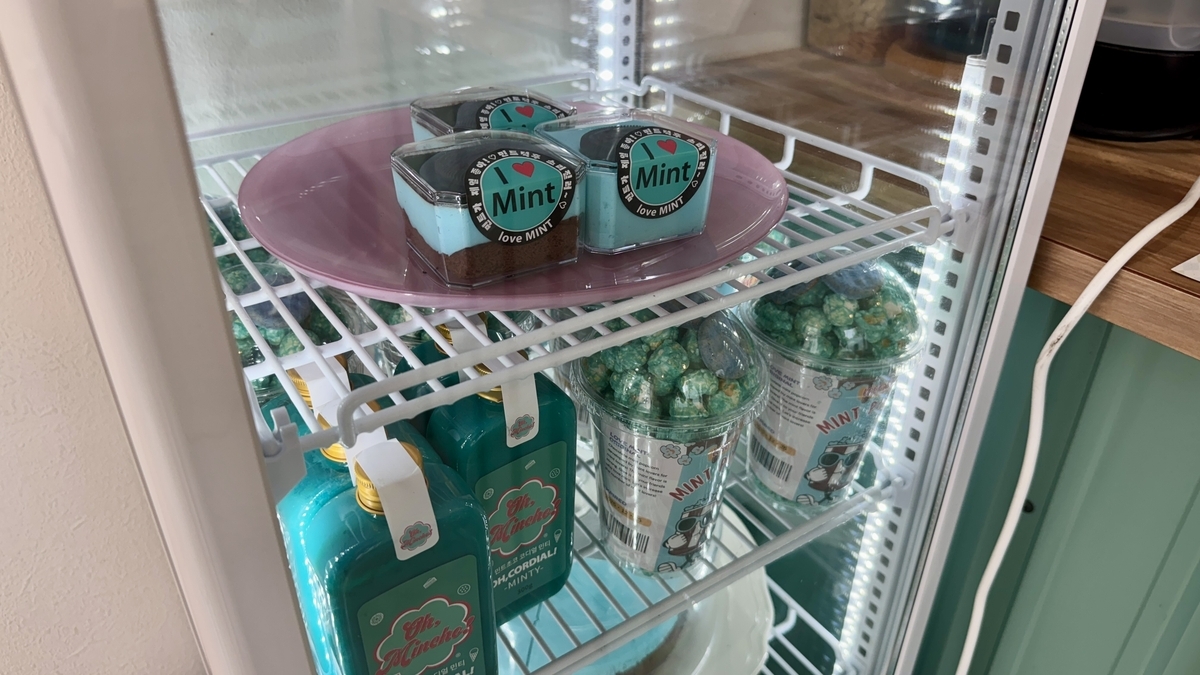 店内ディスプレイに並ぶlove MINTのカップとミントカラーのアイテム