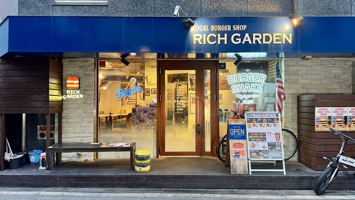 RICH GARDEN 心斎橋本店の外観 青いテント看板とガラス扉が目印の入口
